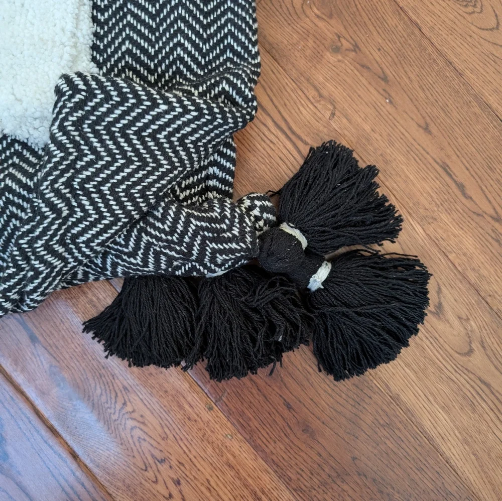 Rachel Zoe Halloween Ghost Black White Decorative Throw Blanket 50" x 70" NWT - Picture 4 of 8